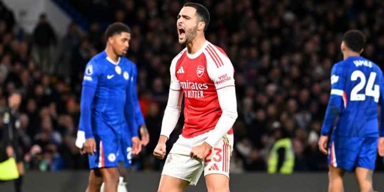 Chelsea resiste y frena al líder en un derbi intenso