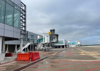 Retrasos y desvíos en el aeropuerto Ernesto Cortissoz por restricciones operativas esta mañana