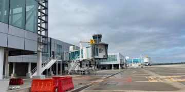 Retrasos y desvíos en el aeropuerto Ernesto Cortissoz por restricciones operativas esta mañana