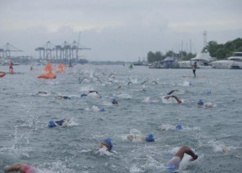Más de 2.500 triatletas de 72 países compiten en el Ironman 70.3 de Cartagena