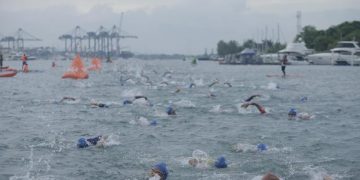 Más de 2.500 triatletas de 72 países compiten en el Ironman 70.3 de Cartagena