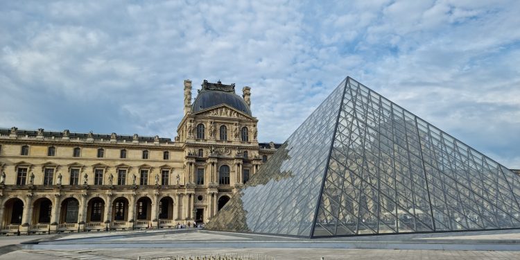 Fiscalía de París confirma cuatro nuevas capturas por el robo de joyas en el Museo del Louvre