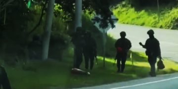 Ejército y Policía destruyen cilindro con emblemas del ELN en la vía Panamericana