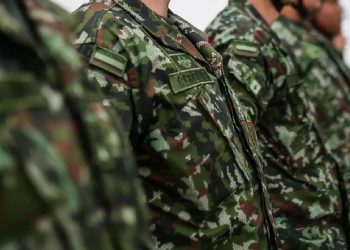 Rodeados por una multitud: retienen a 18 militares del Ejército durante operativo contra el ELN en Chocó