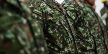 Rodeados por una multitud: retienen a 18 militares del Ejército durante operativo contra el ELN en Chocó