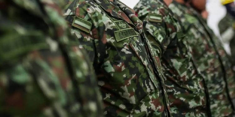 Rodeados por una multitud: retienen a 18 militares del Ejército durante operativo contra el ELN en Chocó