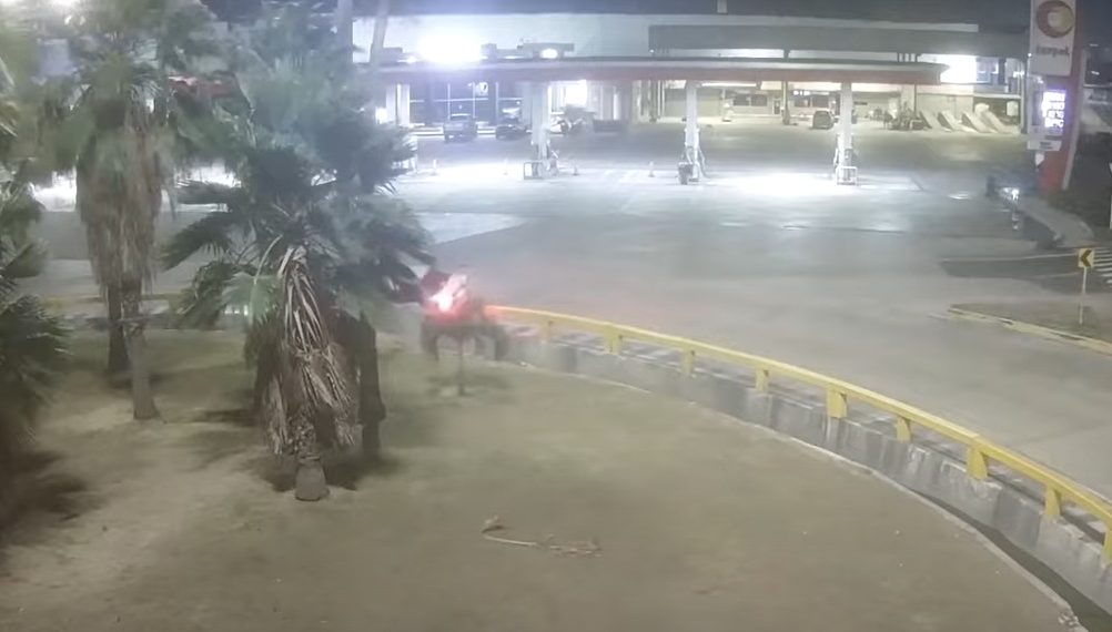 Accidente en rotonda de Las Flores: menor tomó el carro familiar sin permiso y terminó contra una rotonda