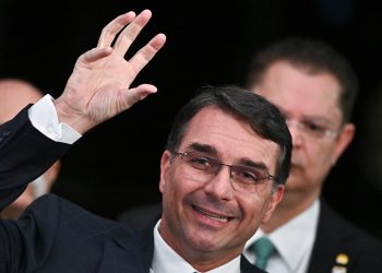 Desde prisión, Bolsonaro mueve su ficha para 2026 y lanza a su hijo como candidato presidencial