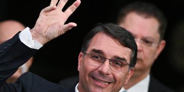 Desde prisión, Bolsonaro mueve su ficha para 2026 y lanza a su hijo como candidato presidencial