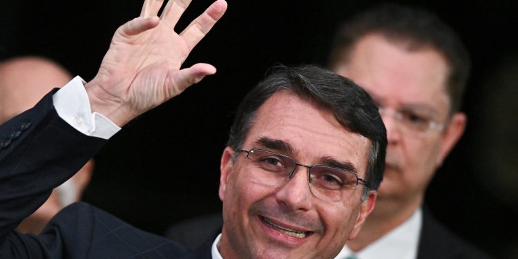 Desde prisión, Bolsonaro mueve su ficha para 2026 y lanza a su hijo como candidato presidencial