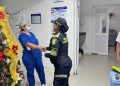 Policía Comunitaria lleva donación al pabellón neonatal del Hospital Divina Misericordia en noche de velitas