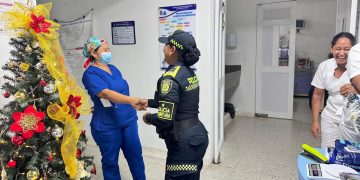 Policía Comunitaria lleva donación al pabellón neonatal del Hospital Divina Misericordia en noche de velitas