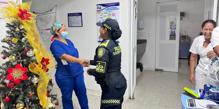 Policía Comunitaria lleva donación al pabellón neonatal del Hospital Divina Misericordia en noche de velitas