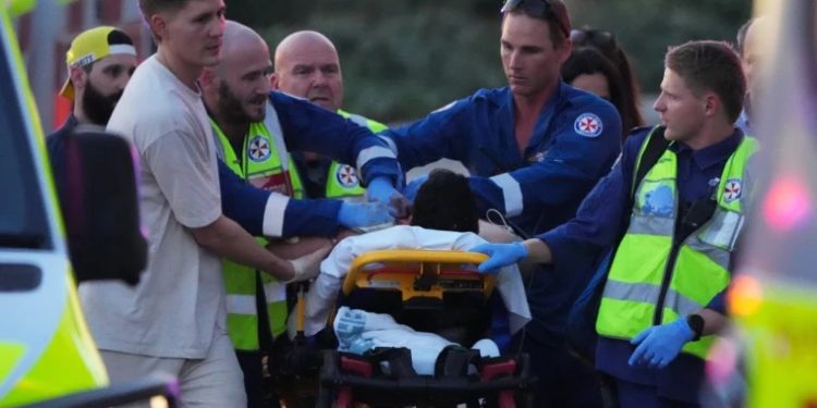 Sube a 16 el número de muertos por tiroteo en la playa Bondi en Sydney; 40 personas siguen hospitalizadas
