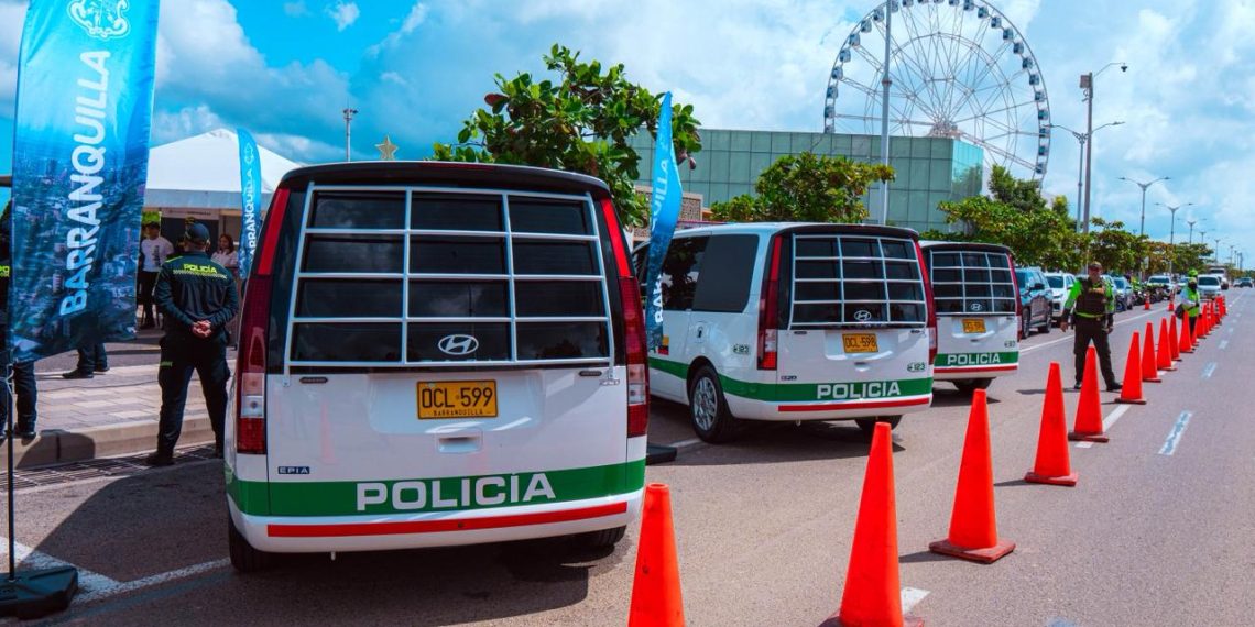 Alcalde Char entregó 4 nuevos CAI móviles y refuerza la Patrulla Púrpura en Barranquilla