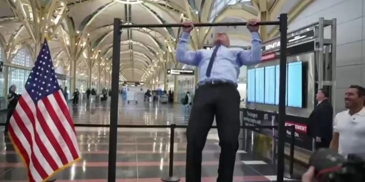 Robert F. Kennedy, secretario de Salud de EE.UU., sorprendió a todos haciendo 20 dominadas, a sus 71 años