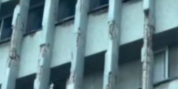 Joven de Palmar de Varela resultó herido por caída de concreto en el centro de Barranquilla