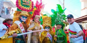 ¡150 años de historia retumban en Barranquilla! El Congo Grande izó su bandera y anunció un Carnaval 2026 “a lo grande”