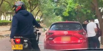 Video: delincuentes en motocicleta atracaron a un hombre en el barrio Villa Carolina, en Barranquilla