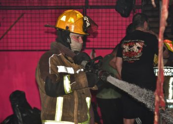 Incendio destruyó 12 locales comerciales en el centro de Bucaramanga y dejó pérdidas millonarias