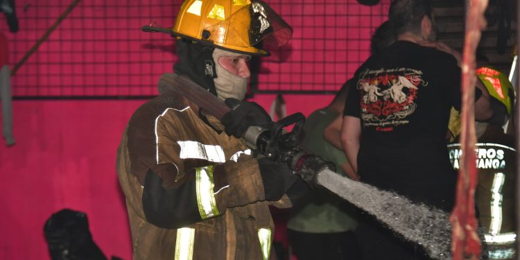 Incendio destruyó 12 locales comerciales en el centro de Bucaramanga y dejó pérdidas millonarias