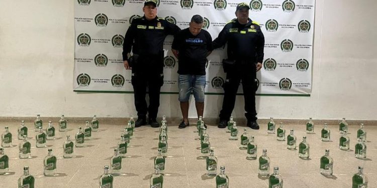 Cae en Sabanagrande con 60 botellas de licor adulterado