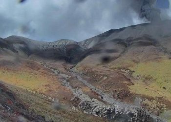 Puracé expulsa nueva columna de ceniza y gases en plena alerta naranja