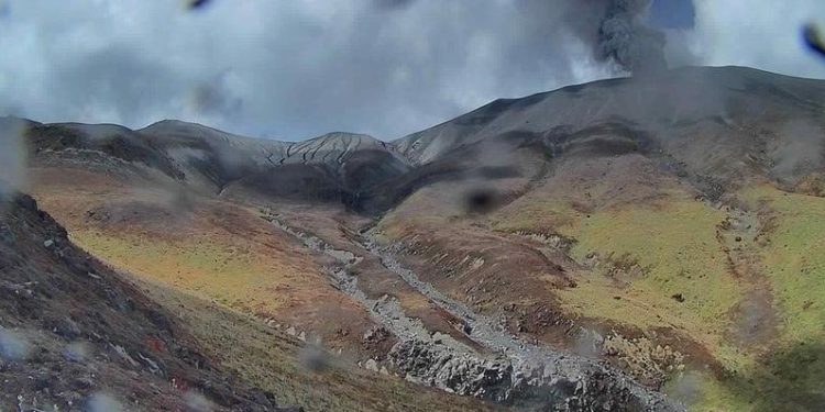 Puracé expulsa nueva columna de ceniza y gases en plena alerta naranja