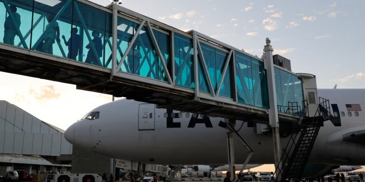 Estados Unidos reanuda vuelos de deportación hacia Venezuela en medio de tensiones y advertencias de seguridad