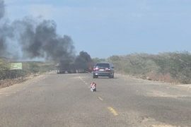 ELN atacó tractomula en vía Cuatro Vías–Uribia y dejó cilindro con presuntos explosivos