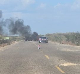 ELN atacó tractomula en vía Cuatro Vías–Uribia y dejó cilindro con presuntos explosivos