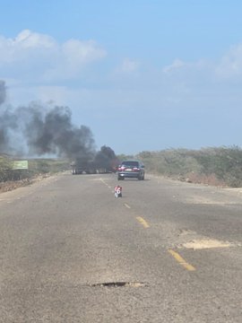 ELN atacó tractomula en vía Cuatro Vías–Uribia y dejó cilindro con presuntos explosivos