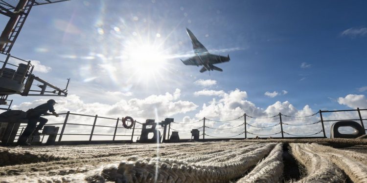 EE. UU. muestra músculo militar en el Caribe tras incautar petrolero y difunde imágenes de su despliegue naval y aéreo