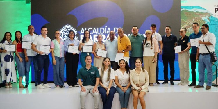 En 2025, más de 8.000 estudiantes de colegios públicos potenciaron sus competencias digitales e innovación tecnológica