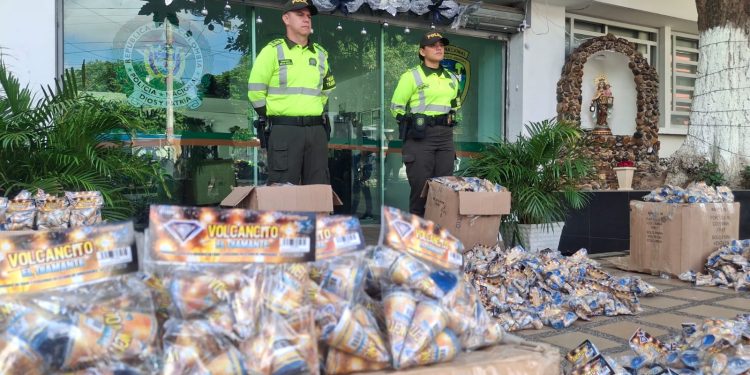 Barranquilla: Policía incauta 20.000 volcanes y más de 500 kilos de pólvora en operativos preventivos