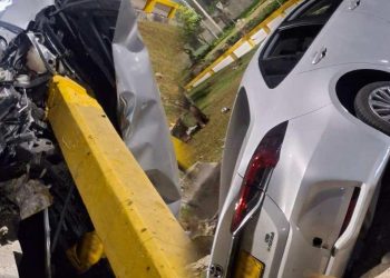Menor tomó el carro familiar sin autorización y se accidentó en la rotonda de Las Flores