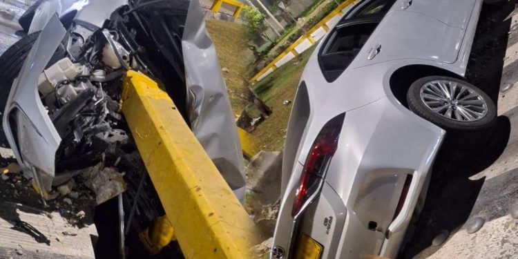 Menor tomó el carro familiar sin autorización y se accidentó en la rotonda de Las Flores