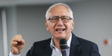 Cargos al ministro de Salud y otras siete personas por presuntas irregularidades en implementación del nuevo modelo de salud para el magisterio