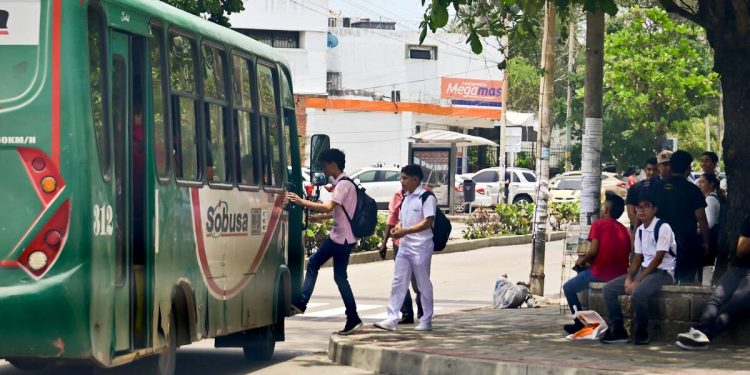 Pasaje de buses urbanos subiría $200 desde enero de 2026