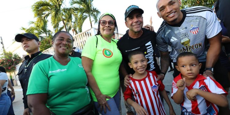 Regalos que llenan de vida La Luz y San Felipe: alcalde Char entregó vías recuperadas y nueva cancha de fútbol