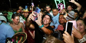 Un regalo para la ciudad: así brilla la iluminación del alumbrado navideño en el Gran Malecón