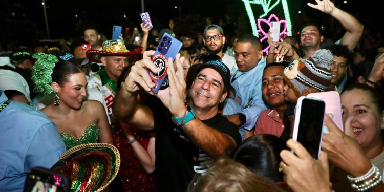 Un regalo para la ciudad: así brilla la iluminación del alumbrado navideño en el Gran Malecón