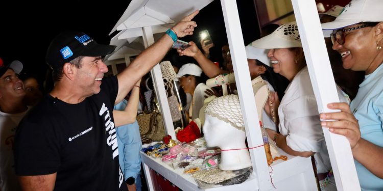 Feria comercial de tejedoras y conocer el primer árbol de Navidad de croché de Colombia, plan del fin de semana en el Gran Malecón