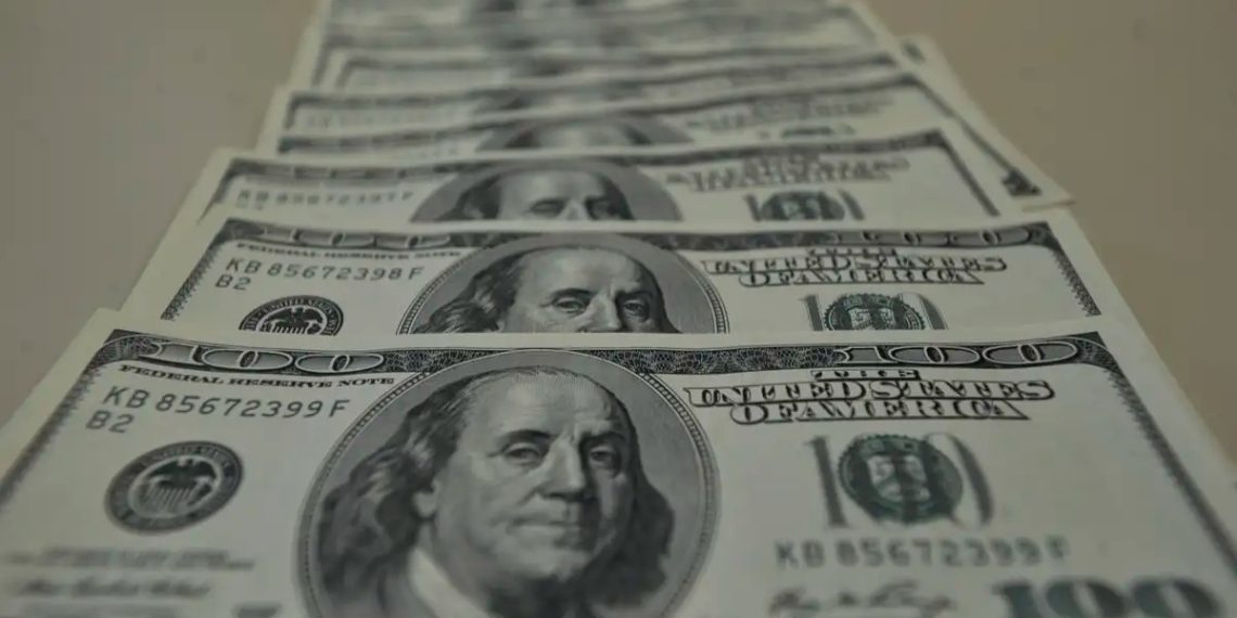 El dólar inicia la semana a la baja en medio de presión por venta de bonos y cautela de los mercados