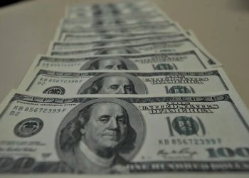 El dólar inicia la semana a la baja en medio de presión por venta de bonos y cautela de los mercados