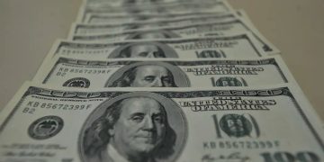 El dólar inicia la semana a la baja en medio de presión por venta de bonos y cautela de los mercados