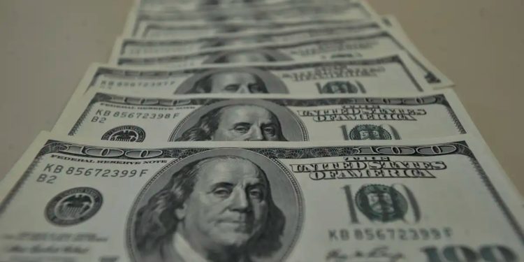 El dólar inicia la semana a la baja en medio de presión por venta de bonos y cautela de los mercados