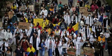 Estudiantes de medicina convocan plantón nacional para exigir pago a internos desde 2026