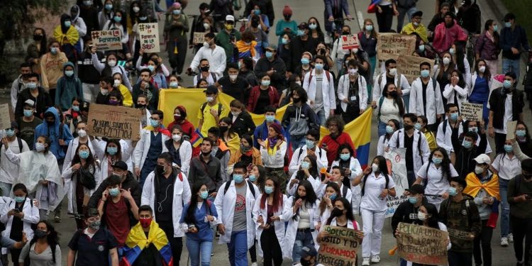 Estudiantes de medicina convocan plantón nacional para exigir pago a internos desde 2026