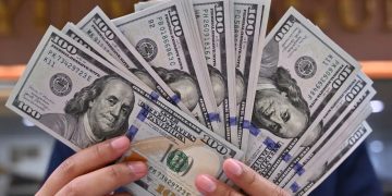 El dólar inicia la semana a la baja mientras el mercado espera señales de la Reserva Federal